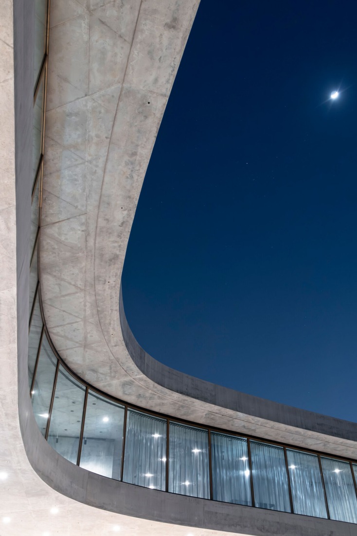 Vista exterior de la planta de exposiciones por la noche, Galerías David Geffen en LACMA. Fotografía por Iwan Baan, cortesía de Museum Associates/LACMA.