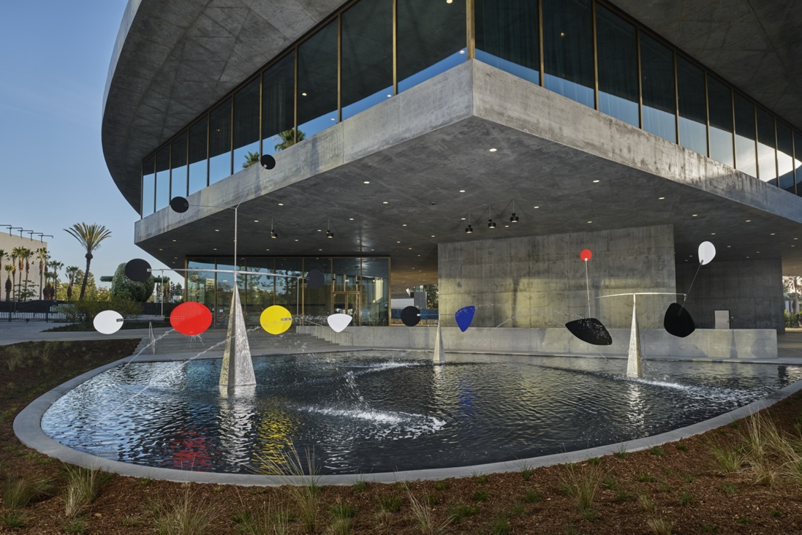 Alexander Calder, Tres quintas (Hola chicas), 1964, Museo de Arte del Condado de Los Ángeles, Fondo del Consejo de Museos de Arte, © Fundación Calder, Nueva York/Artists Rights Society (ARS), Nueva York. Fotografía por Fredrik Nielsen Studio, cortesía de Museum Associates/LACMA.