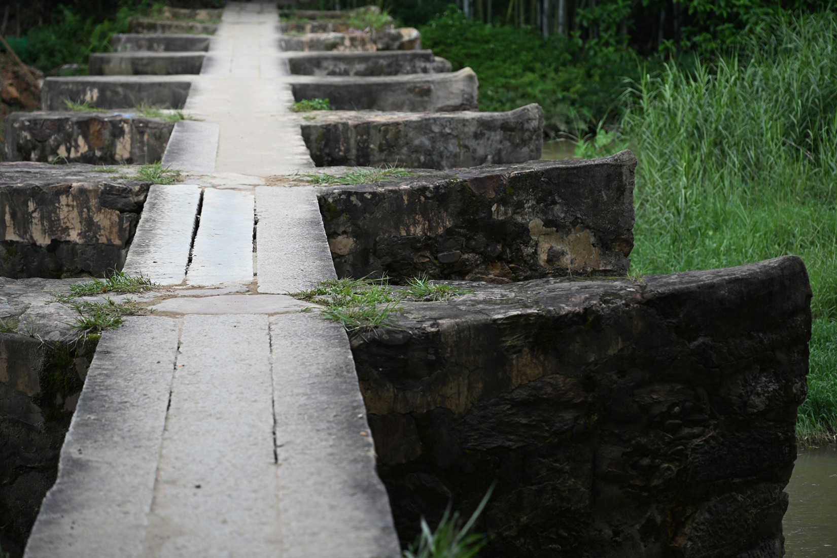 Fotos de investigación de campo. Puente de Shisanba en la aldea de Hedong. Fotografía por Hong Lun.