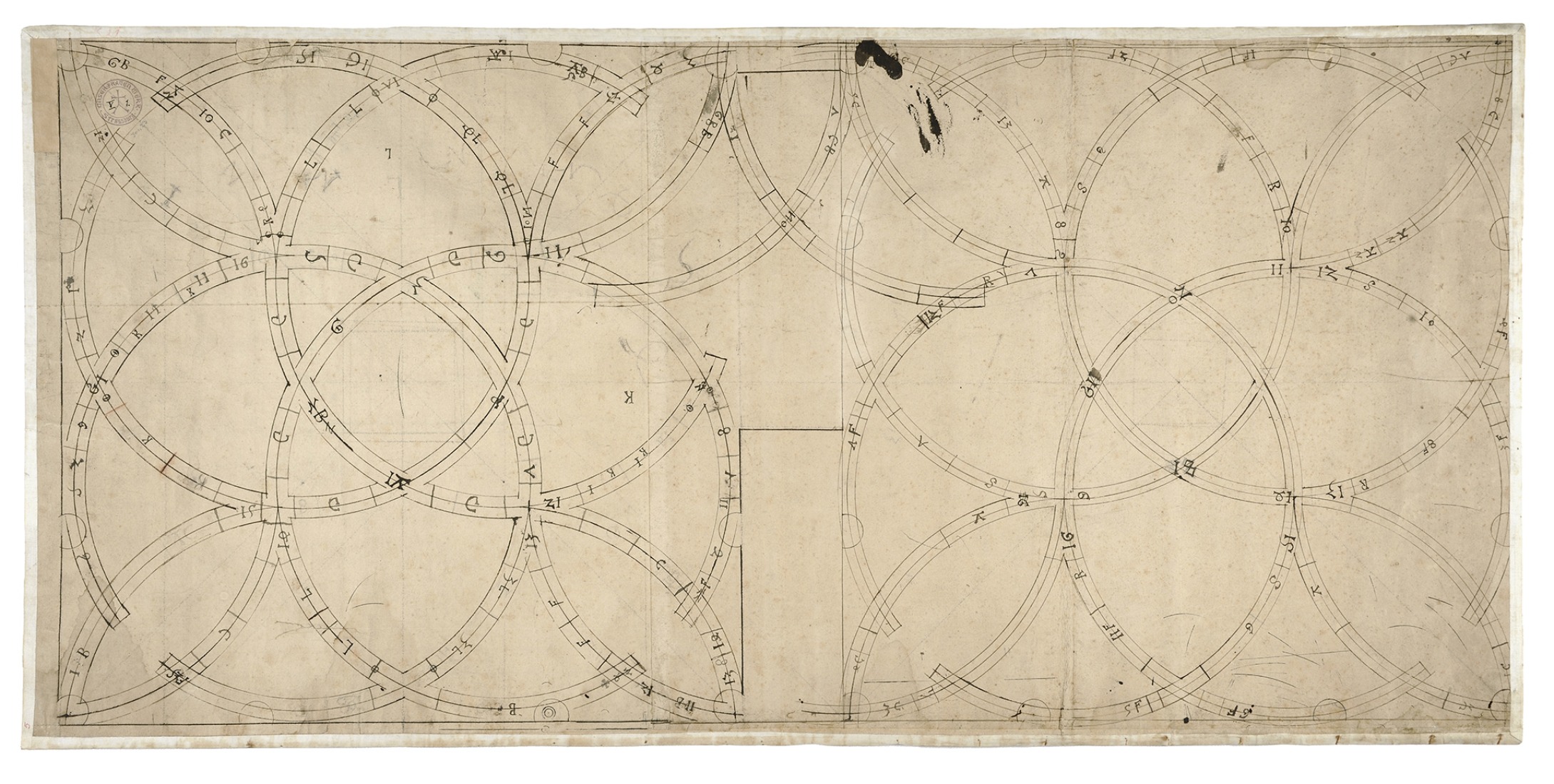 Bernard Nonnenmacher (alemán, activo entre 1520 y 1551). Plano de bóveda para la Capilla de Santa Catalina, Catedral de Estrasburgo, con instrucciones para su montaje, ca. 1542-1546. Pluma y tinta marrón sobre dibujo preliminar a carboncillo y tiza roja. 50 × 105 cm. Fundación de la Obra de Notre-Dame, bajo la custodia del Museo de la Obra de Notre-Dame, Estrasburgo (D.22.995.0.9 [OND 23]). Imagen cortesía del Museo Metropolitano de Arte. 