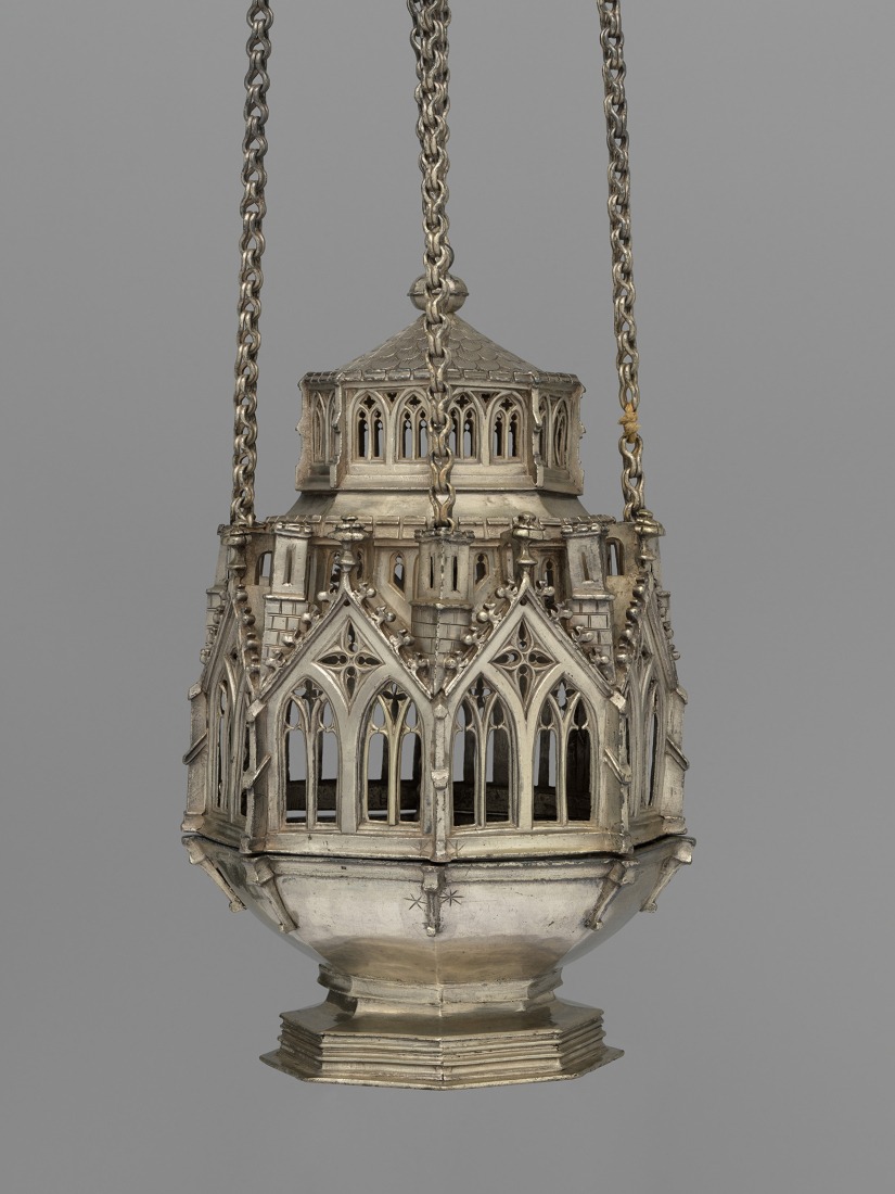 Artista suizo no identificado (activo en Basilea, siglo XV). Incensario. Anterior a 1477. Plata repujada y fundida. Impresión en gelatina de plata. Museo Metropolitano de Arte, Nueva York, donación de J. Pierpont Morgan, 1917 (17.190.360). Imagen cortesía del Museo Metropolitano de Arte. 