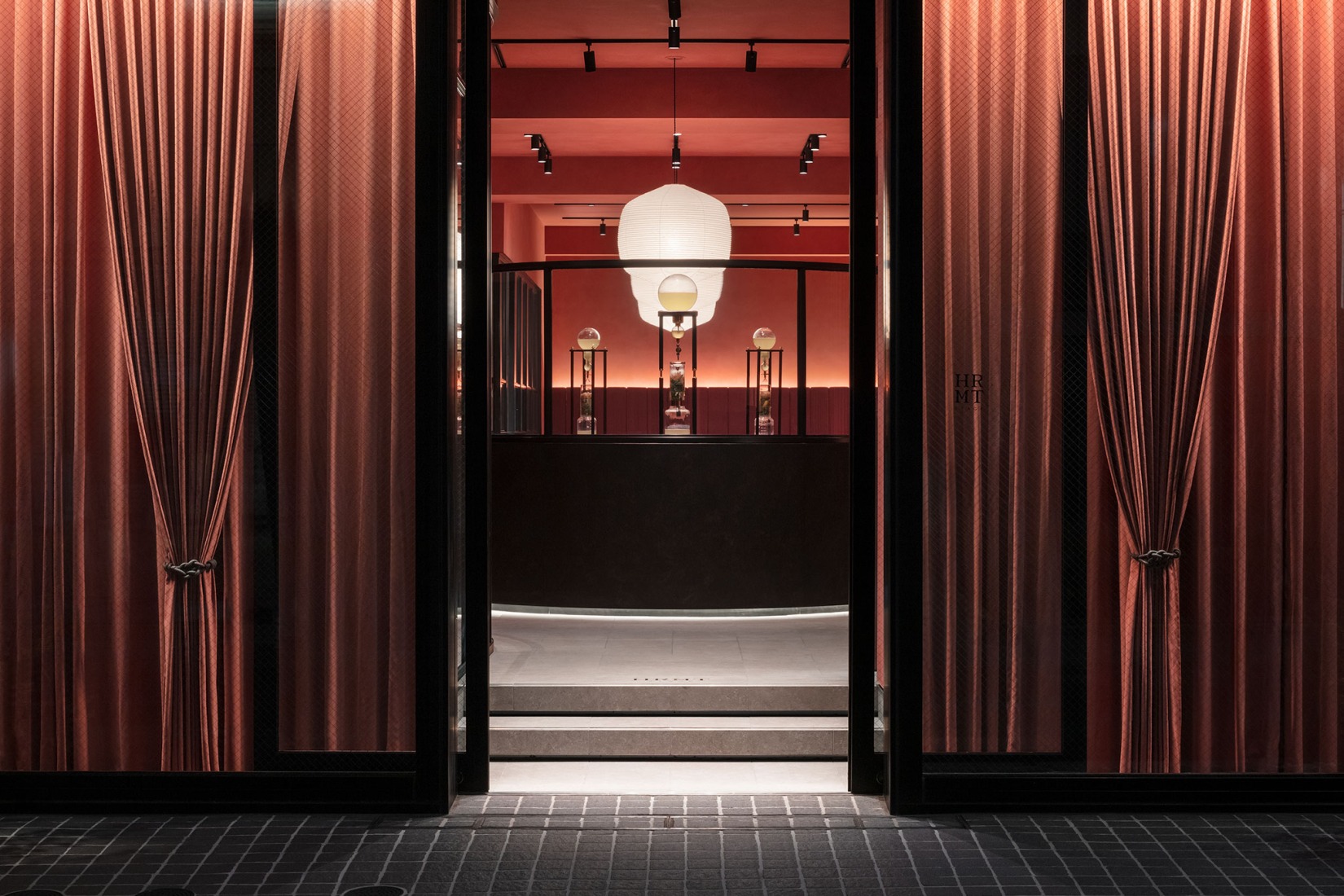 «HRMT Stage» por Nendo. Fotografía por Takumi Ota. 