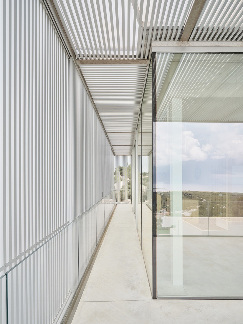 Casa de acero por Nomo Studio. Fotografía por Adrià Goula.