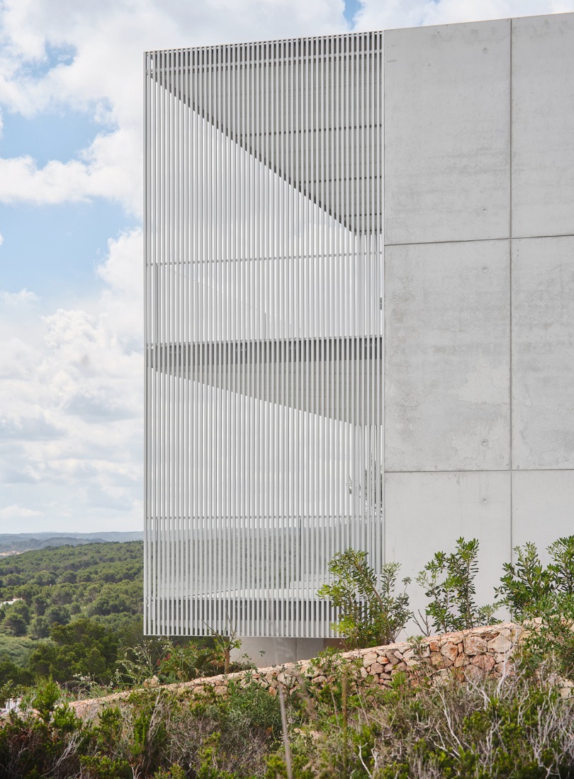Casa de acero por Nomo Studio. Fotografía por Adrià Goula.