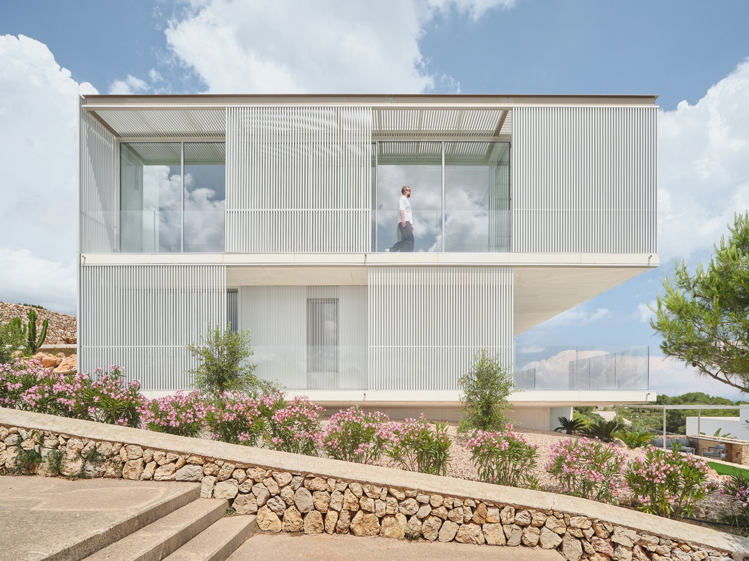 Casa de acero por Nomo Studio. Fotografía por Adrià Goula.