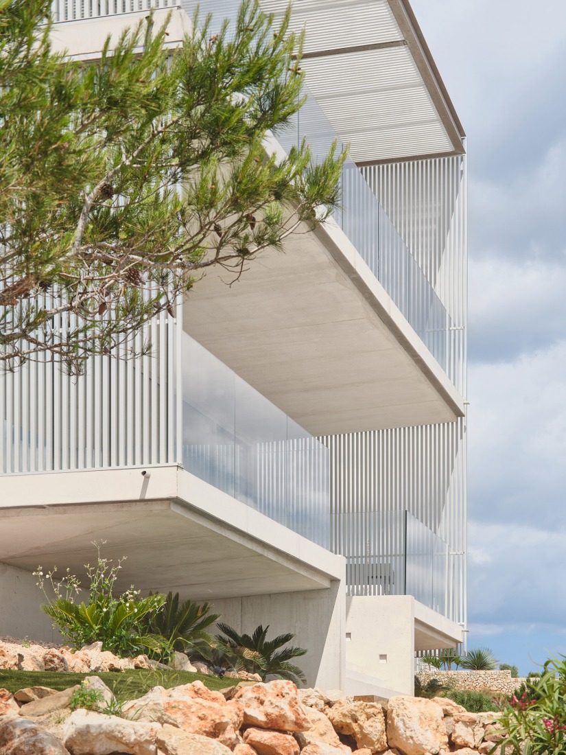 Casa de acero por Nomo Studio. Fotografía por Adrià Goula.