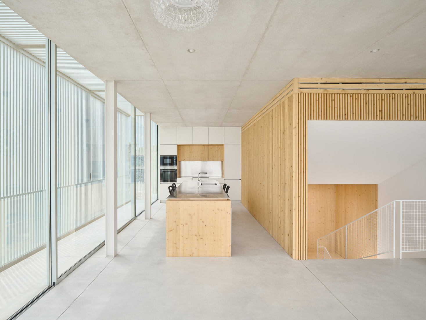 Casa de acero por Nomo Studio. Fotografía por Adrià Goula.