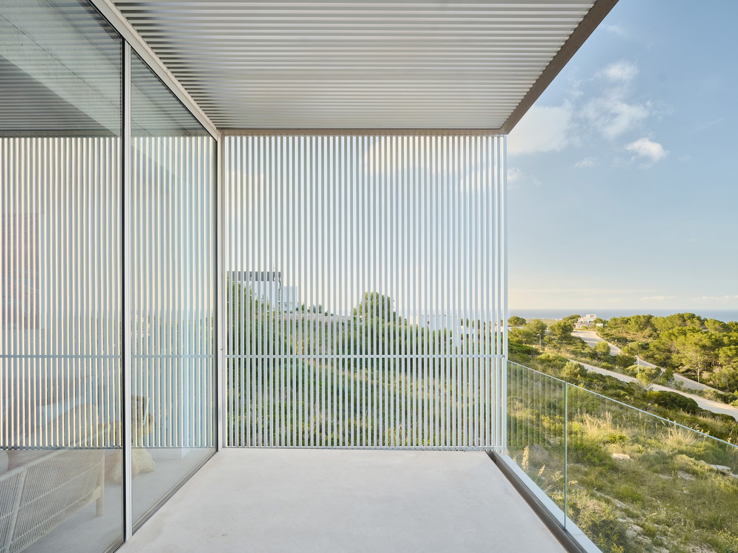 Casa de acero por Nomo Studio. Fotografía por Adrià Goula.