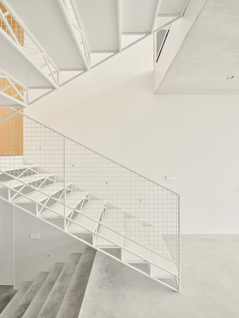 Casa de acero por Nomo Studio. Fotografía por Adrià Goula.