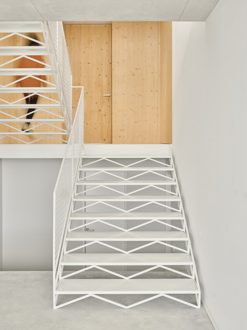 Casa de acero por Nomo Studio. Fotografía por Adrià Goula.