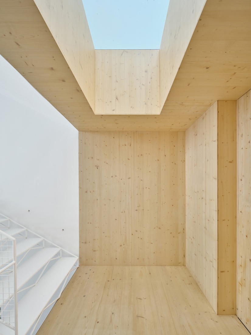 Casa de acero por Nomo Studio. Fotografía por Adrià Goula.