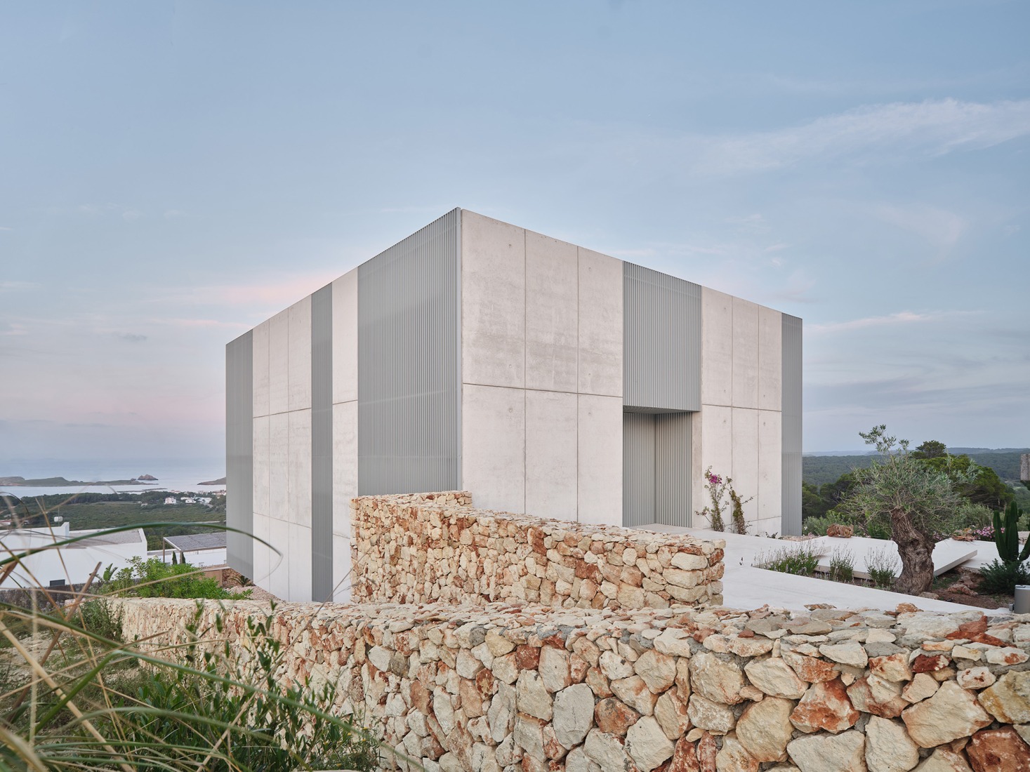 Casa de acero por Nomo Studio. Fotografía por Adrià Goula.