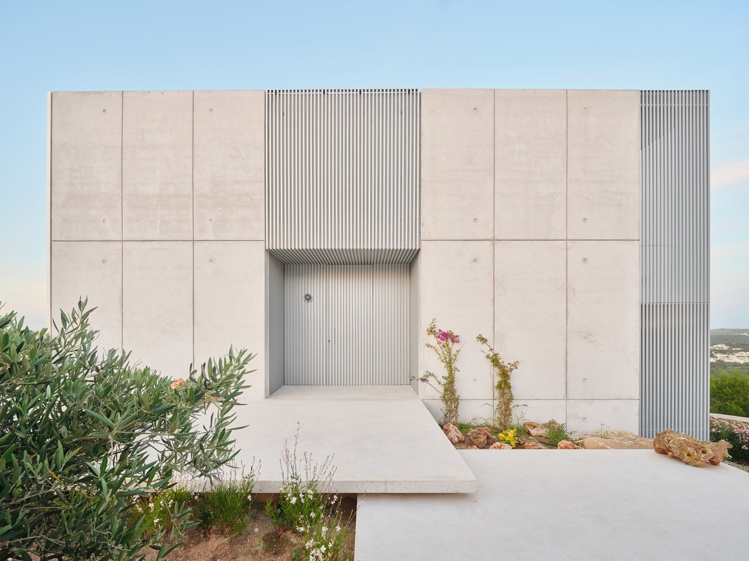 Casa de acero por Nomo Studio. Fotografía por Adrià Goula.