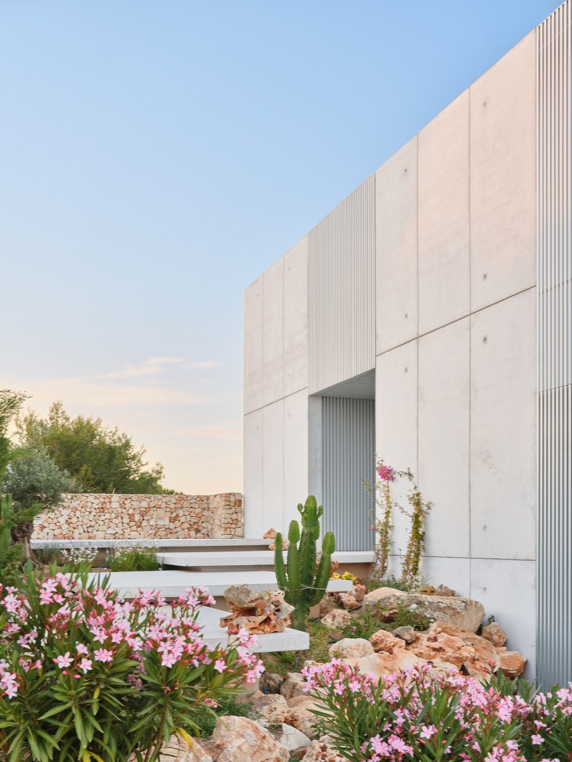 Casa de acero por Nomo Studio. Fotografía por Adrià Goula.