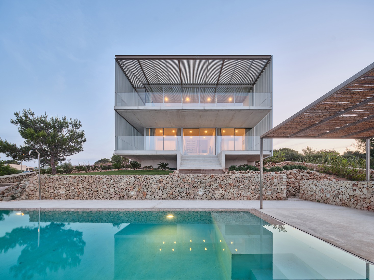 Casa de acero por Nomo Studio. Fotografía por Adrià Goula.