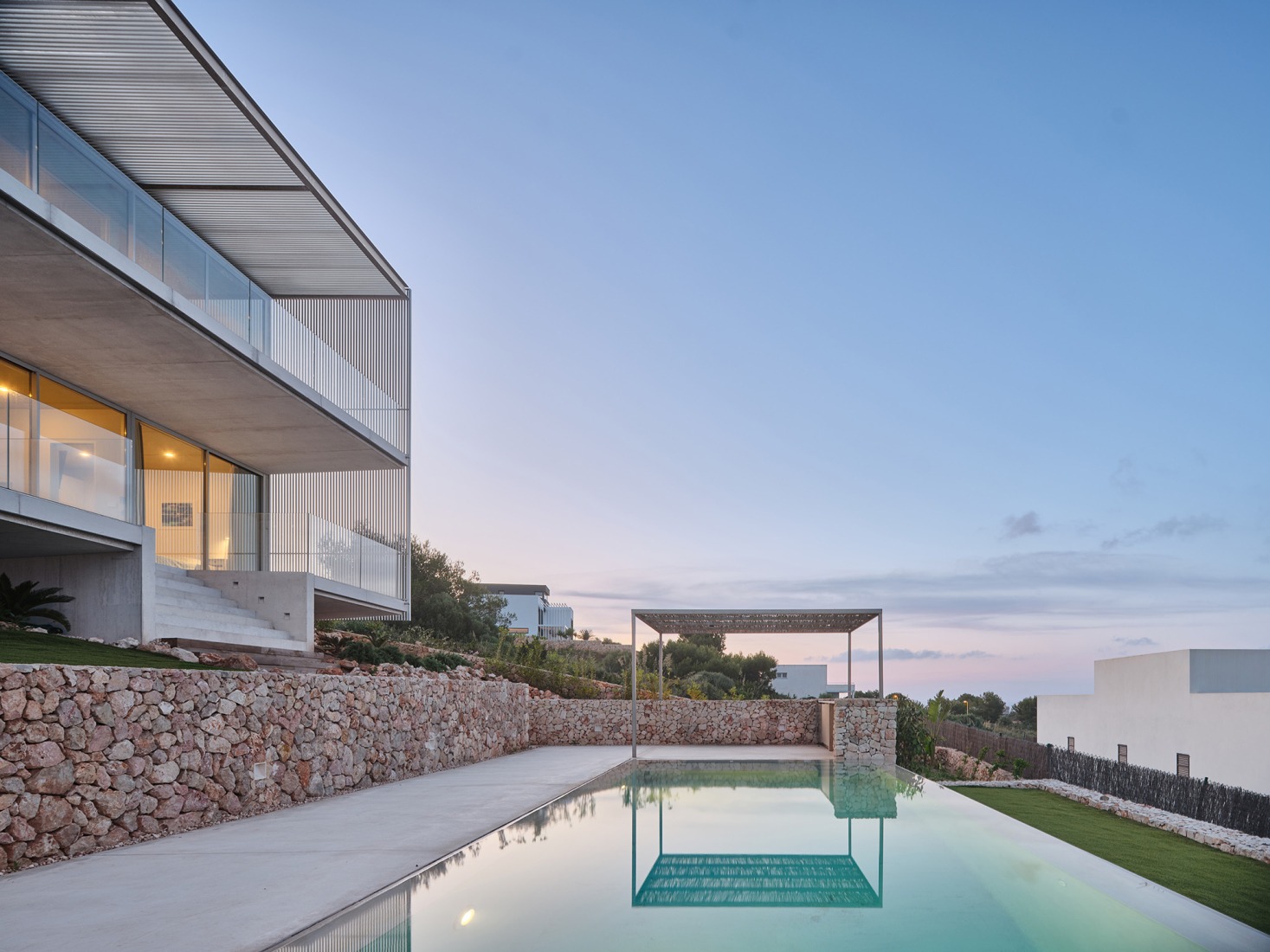 Casa de acero por Nomo Studio. Fotografía por Adrià Goula.