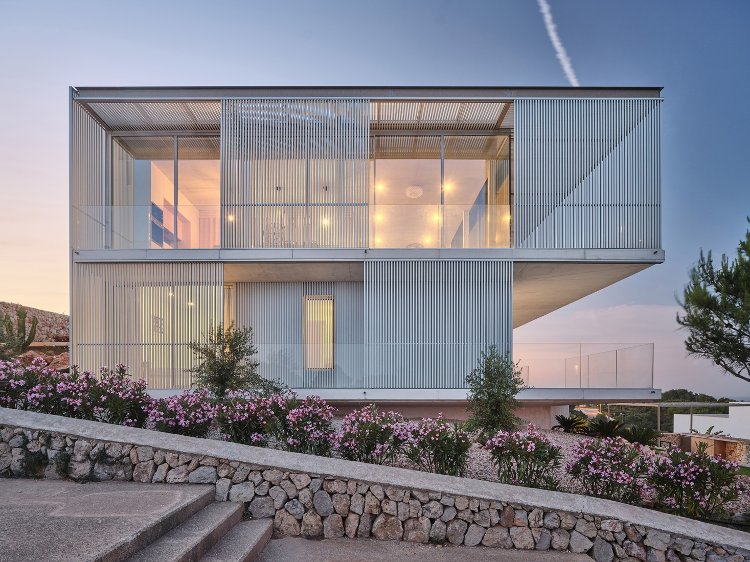 Casa de acero por Nomo Studio. Fotografía por Adrià Goula.