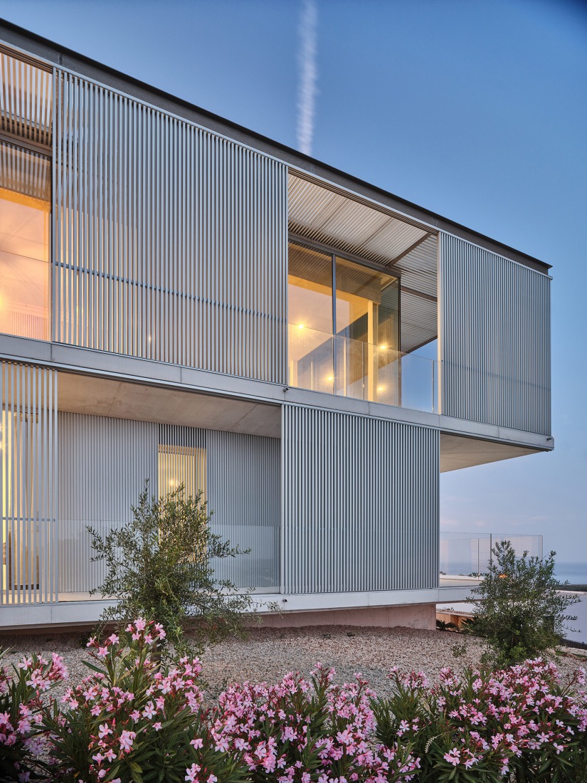 Casa de acero por Nomo Studio. Fotografía por Adrià Goula.