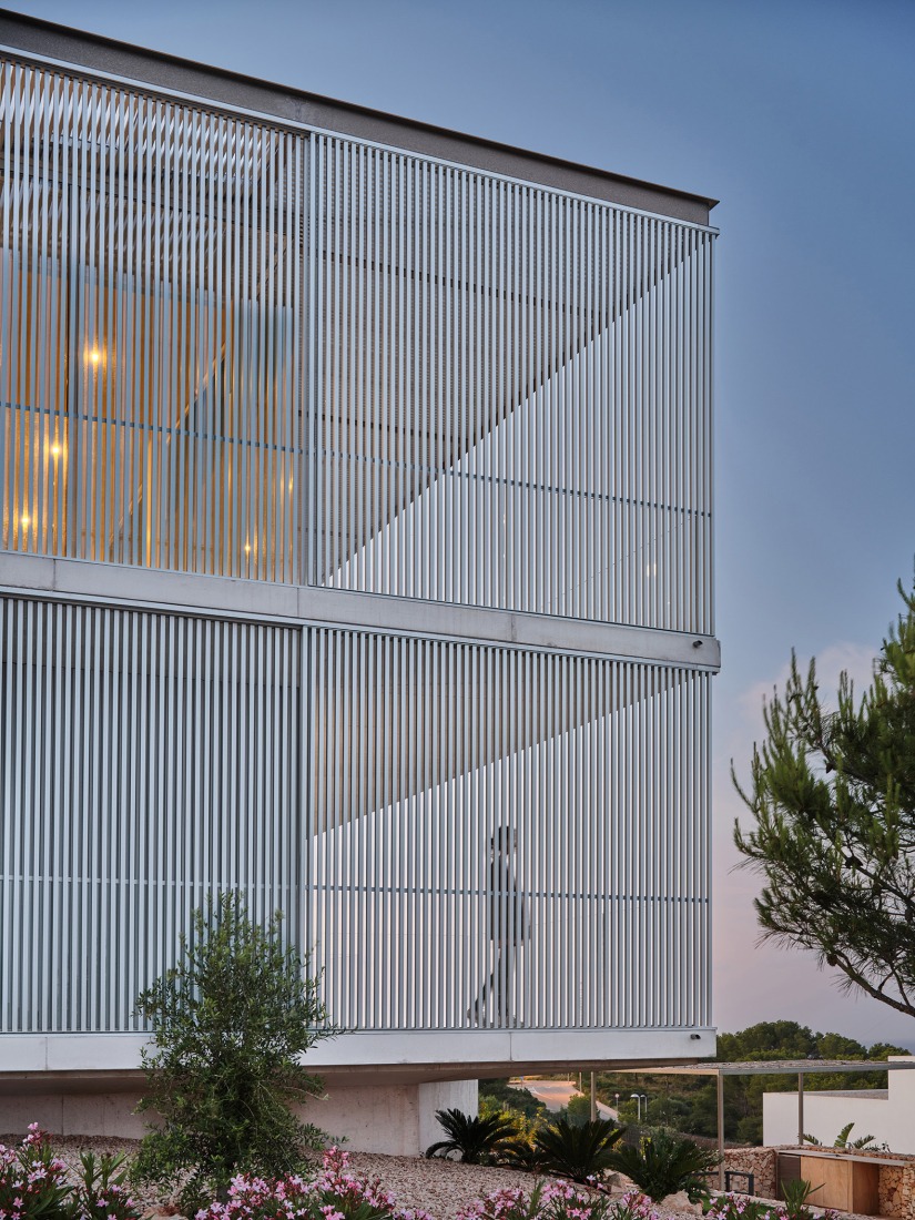 Casa de acero por Nomo Studio. Fotografía por Adrià Goula.