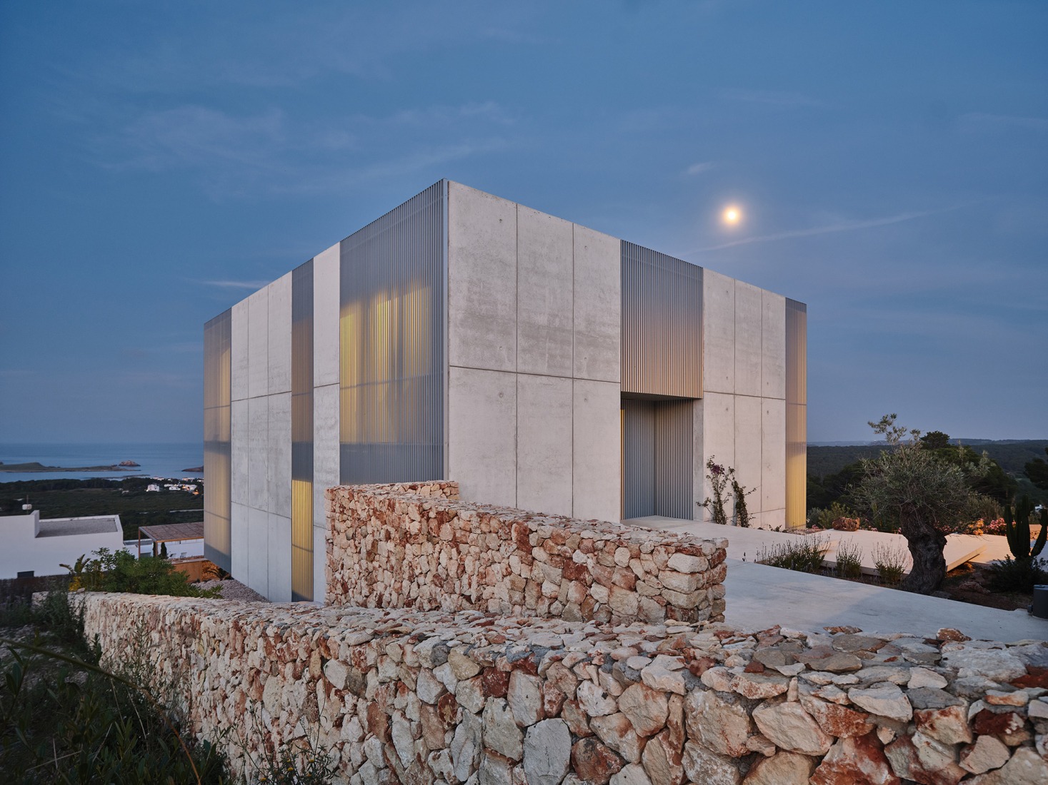 Casa de acero por Nomo Studio. Fotografía por Adrià Goula.