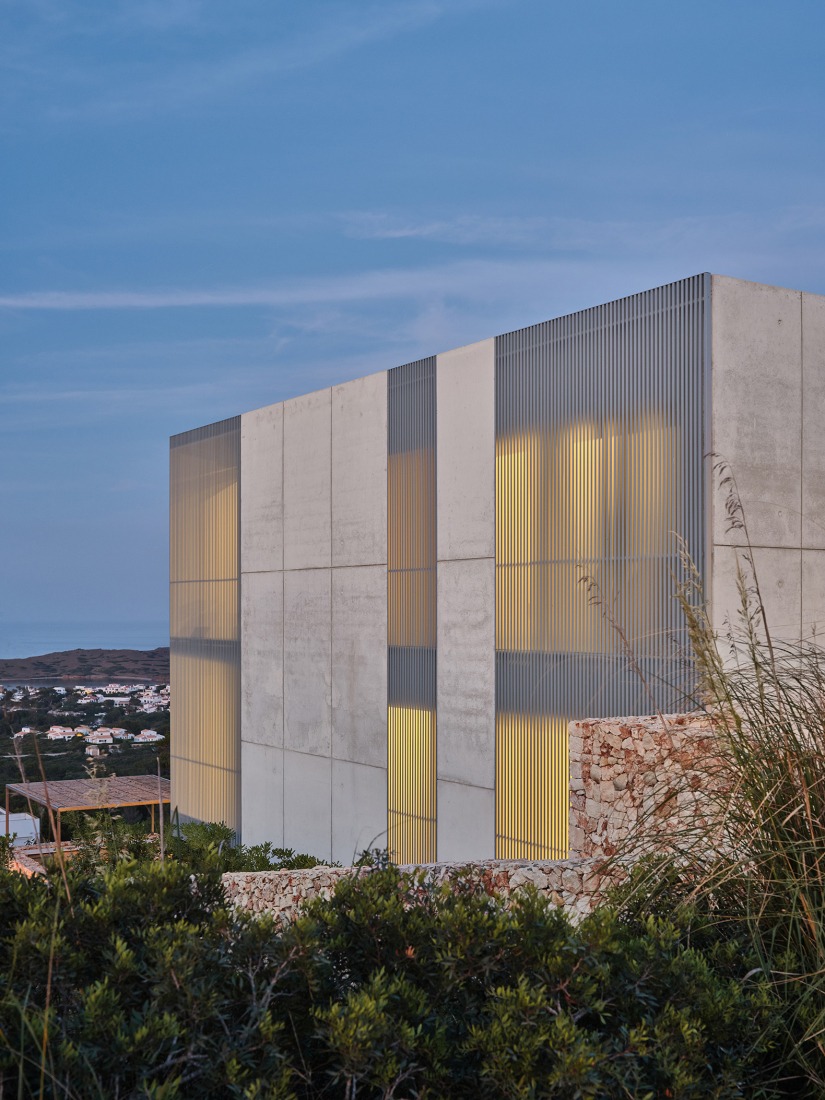 Casa de acero por Nomo Studio. Fotografía por Adrià Goula.