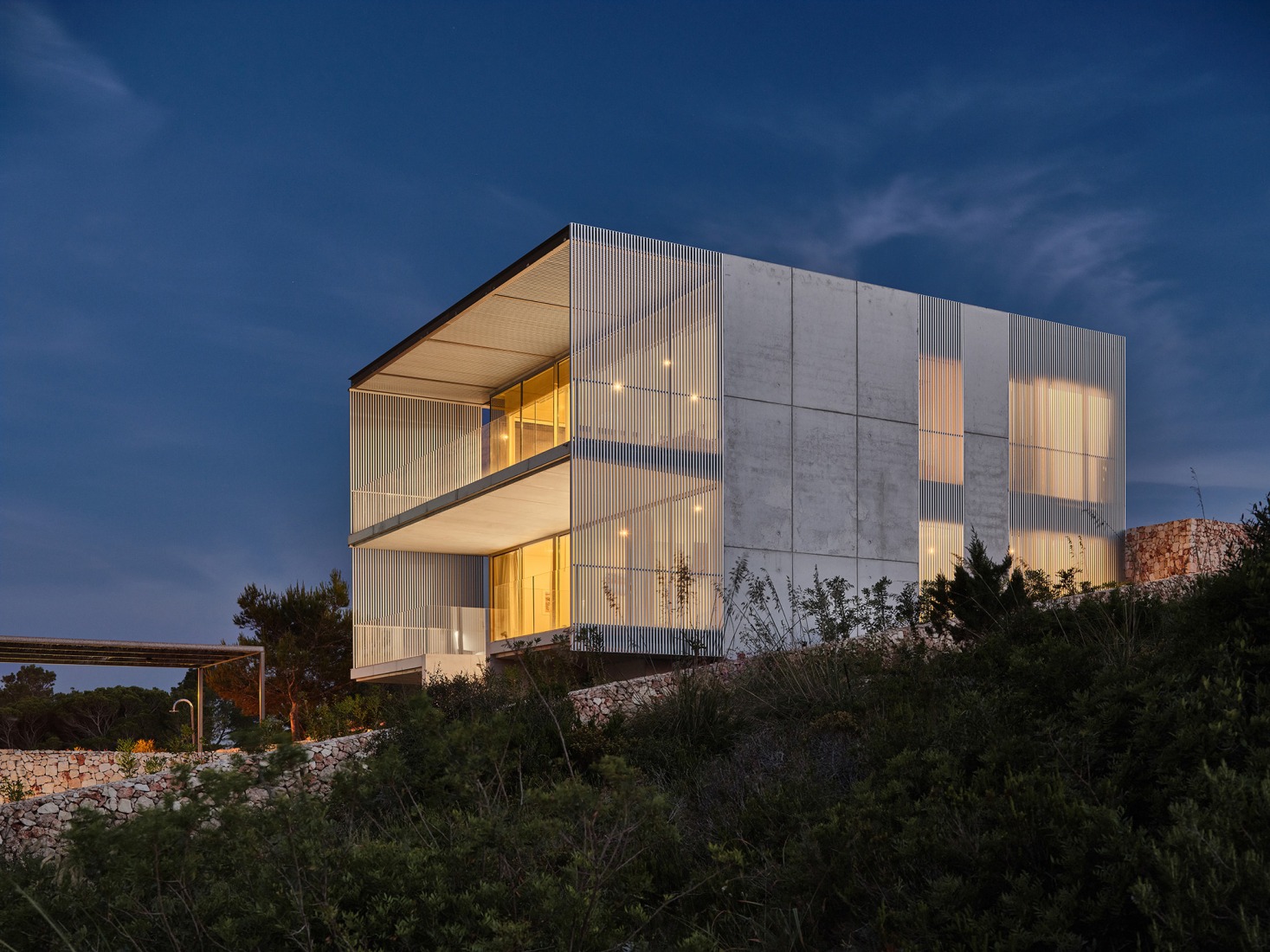 Casa de acero por Nomo Studio. Fotografía por Adrià Goula.