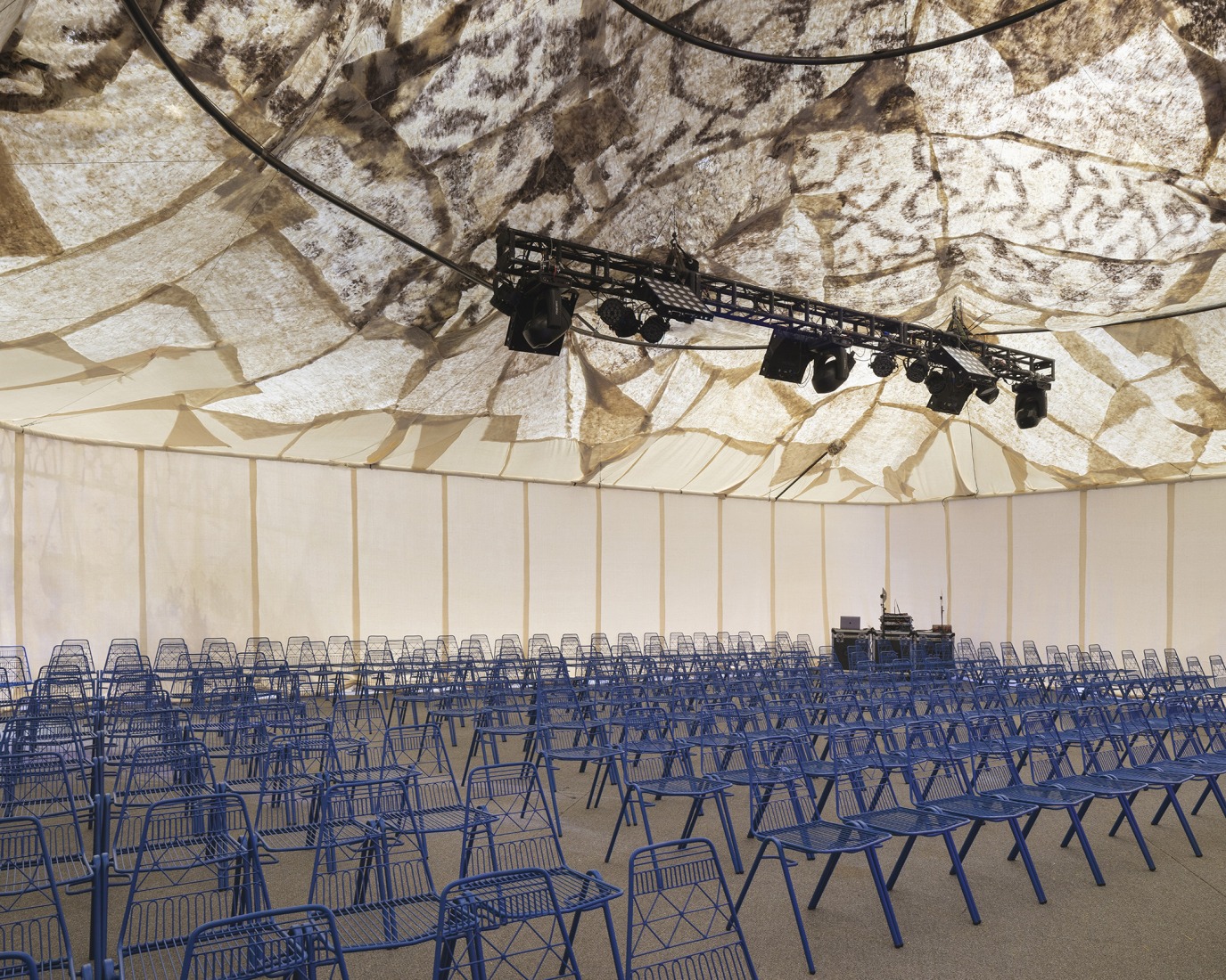 Spanish Pavilion at Filbo by Lluís Alexandre Casanovas Blanco, Paula Chalkho Rozenblum, Enrique Espinosa Pérez and Santiago Pradilla Hosie. Photograph by Javier Agustín Rojas.