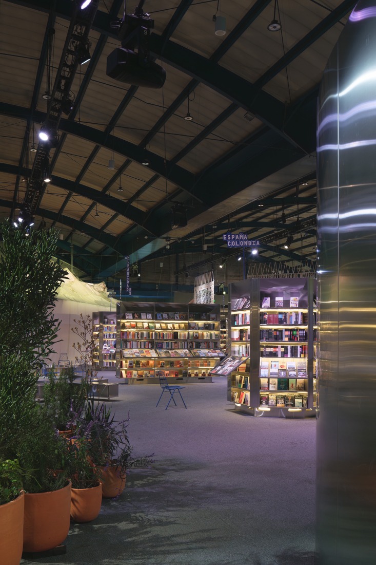 Spanish Pavilion at Filbo by Lluís Alexandre Casanovas Blanco, Paula Chalkho Rozenblum, Enrique Espinosa Pérez and Santiago Pradilla Hosie. Photograph by Javier Agustín Rojas.