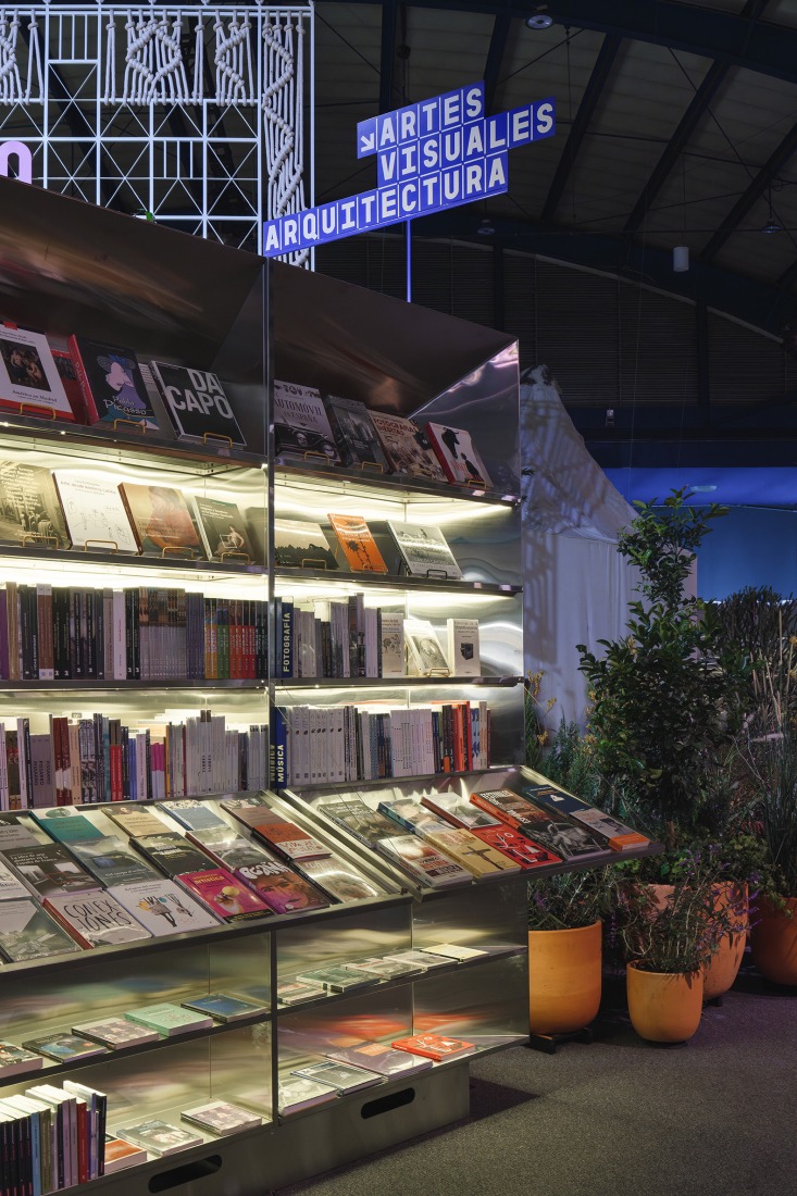 Spanish Pavilion at Filbo by Lluís Alexandre Casanovas Blanco, Paula Chalkho Rozenblum, Enrique Espinosa Pérez and Santiago Pradilla Hosie. Photograph by Javier Agustín Rojas.