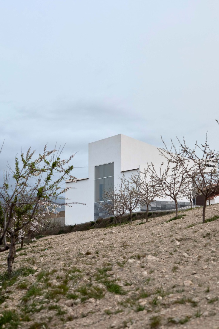 Tanatorio El Higueral por Palera arquitectos. Fotografía por Adam García.