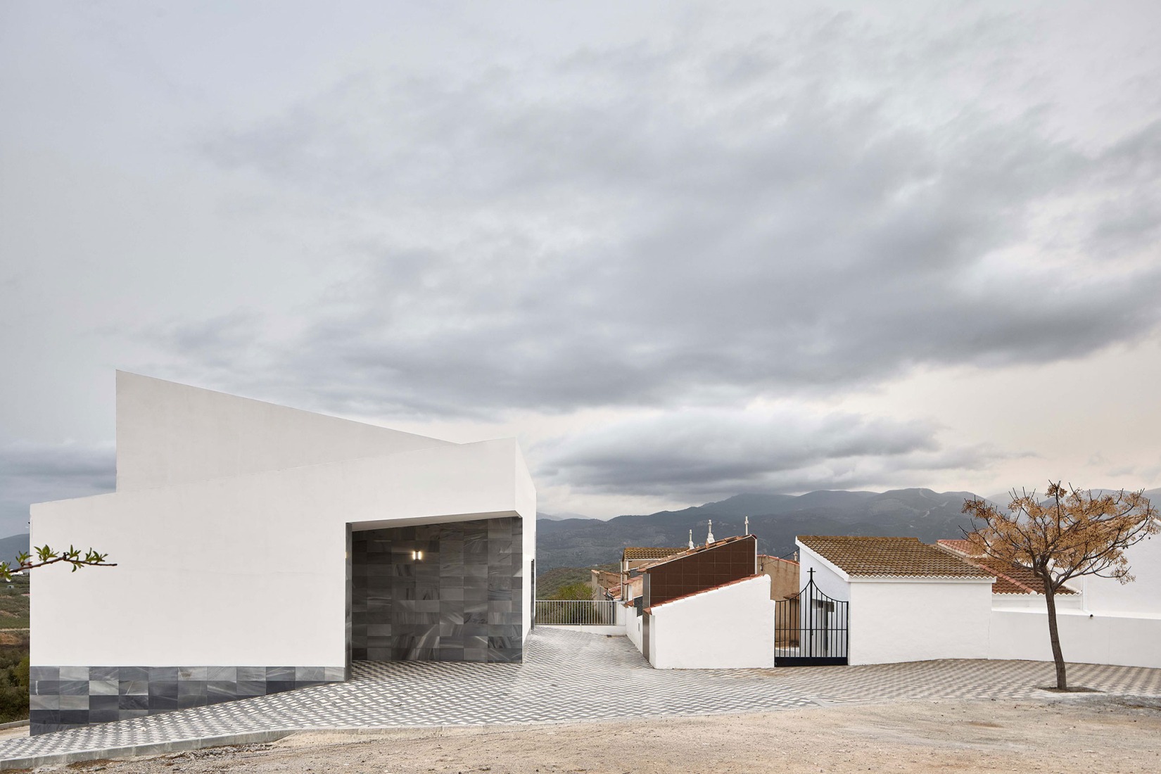 Tanatorio El Higueral por Palera arquitectos. Fotografía por Adam García.