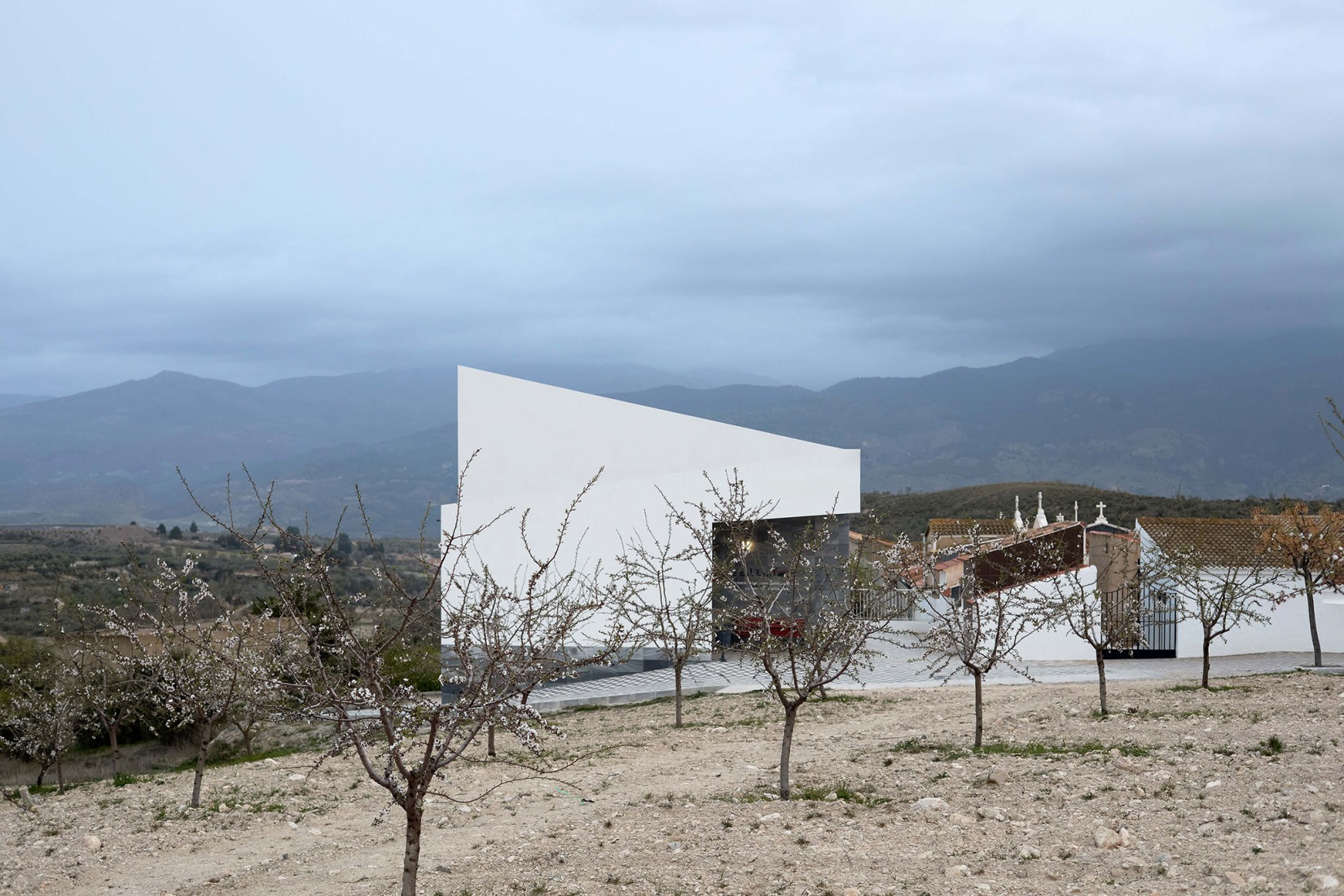 Tanatorio El Higueral por Palera arquitectos. Fotografía por Adam García.