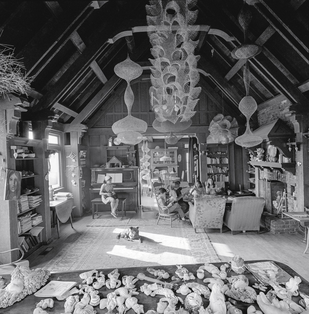 Living room of Ruth Asawa’s home in San Francisco’s Noe Valley neighbourhood, 1969. Photograph by Rondal Partridge. Photo of 2026 Rondal Partridge Archives. Artwork of 2026 Ruth Asawa Lanier, Inc., courtesy David Zwirner.de estar de la casa de Ruth Asawa en Noe Valley, San Francisco, 1969. Fotografía por Rondal Partridge. Fotografía de 2026 Rondal Partridge Archives. Obra de 2026, Ruth Asawa Lanier, Inc., Cortesía David Zwirner.