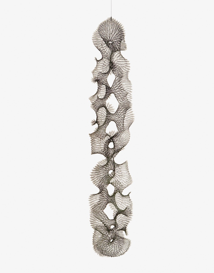 Untitled (S.433, Hanging Nine Open Hyperbolic Shapes Joined Laterally), ca. 1958. Copper wire, 193 × 38.1 × 38.1 cm. From the William Roth Estate. Artwork of 2026, Ruth Asawa Lanier, Inc., courtesy David Zwirner. Photograph by Laurence Cuneo.