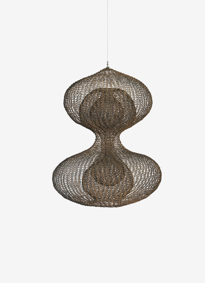 Ruth Asawa. Untitled (S.797, Hanging Two -Lobed, Three - Layered Continuous Form within a Form), ca. 1954. Steel wire, 49.5 × 38.7 × 38.7 cm. Private collection. Rights 2026 Ruth Asawa Lanier, Inc., courtesy of David Zwirner.in título (S.797, forma continua colgante de dos lóbulos y tres capas dentro de otra forma), ca. 1954. Alambre de acero, 49,5 × 38,7 × 38,7 cm ; Colección particular. Derechos 2026 Ruth Asawa Lanier, Inc., cortesía David Zwirner.