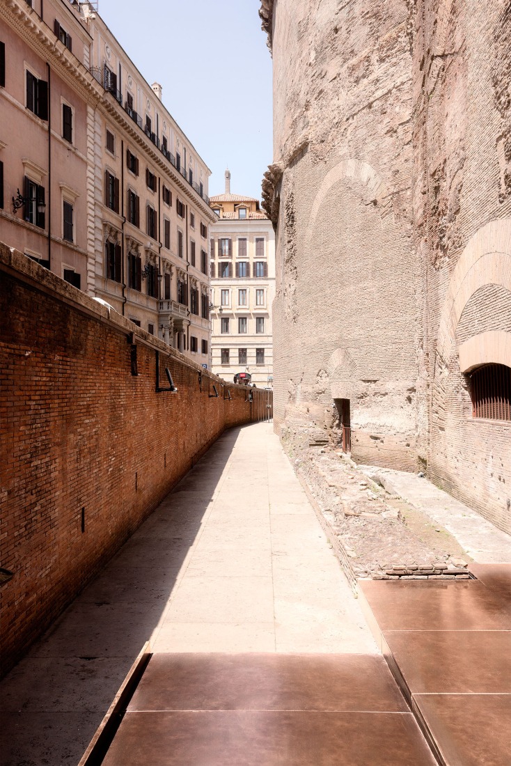 Entrada a los espacios situados detrás de la Rotonda del Panteón – Nivel del foso. Panteón – Micro-arquitecturas para la Arqueología por STARTT. Fotografía por Alessandro Penso.