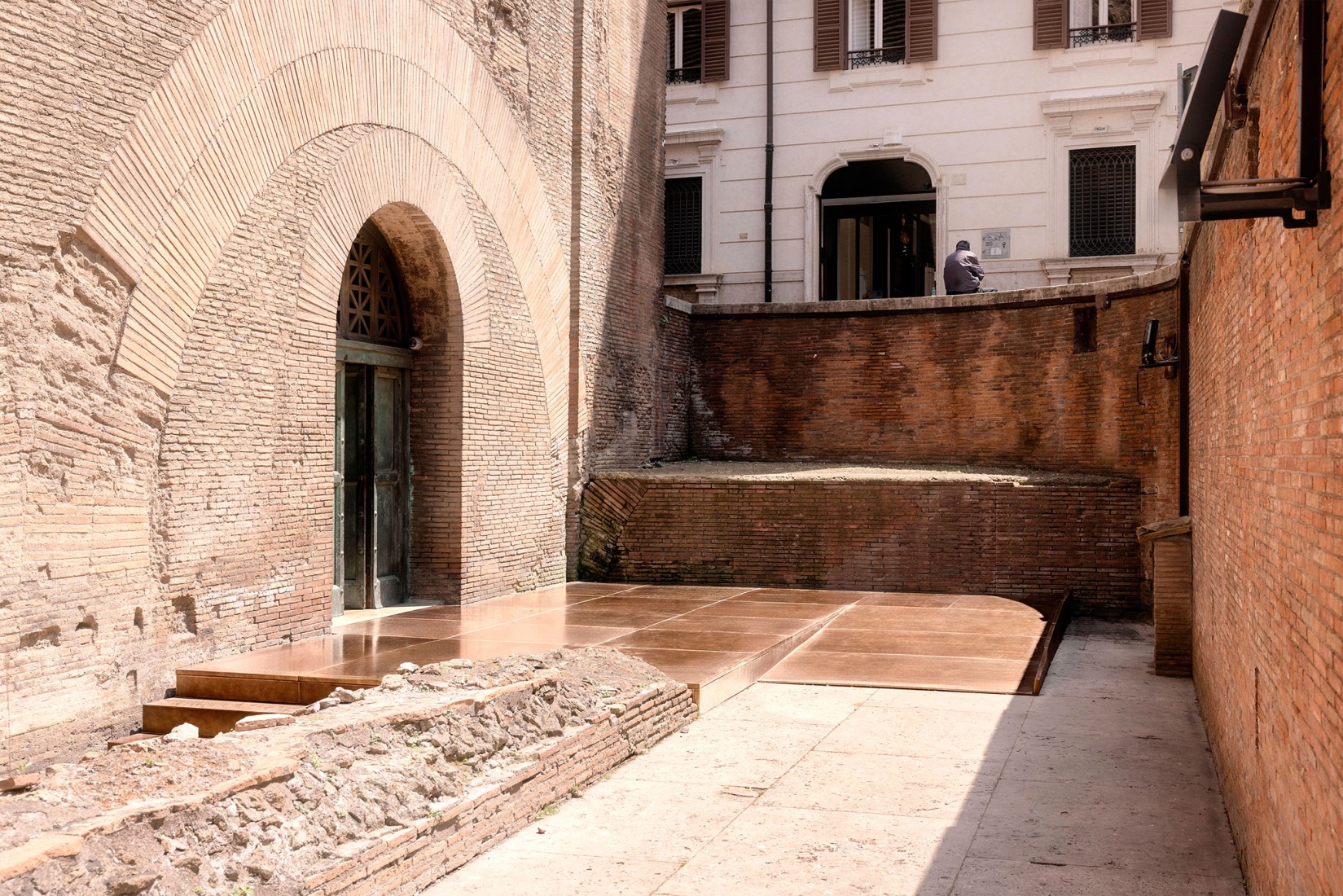 Entrada a los espacios situados detrás de la Rotonda del Panteón – Nivel del foso. Panteón – Micro-arquitecturas para la Arqueología por STARTT. Fotografía por Alessandro Penso.