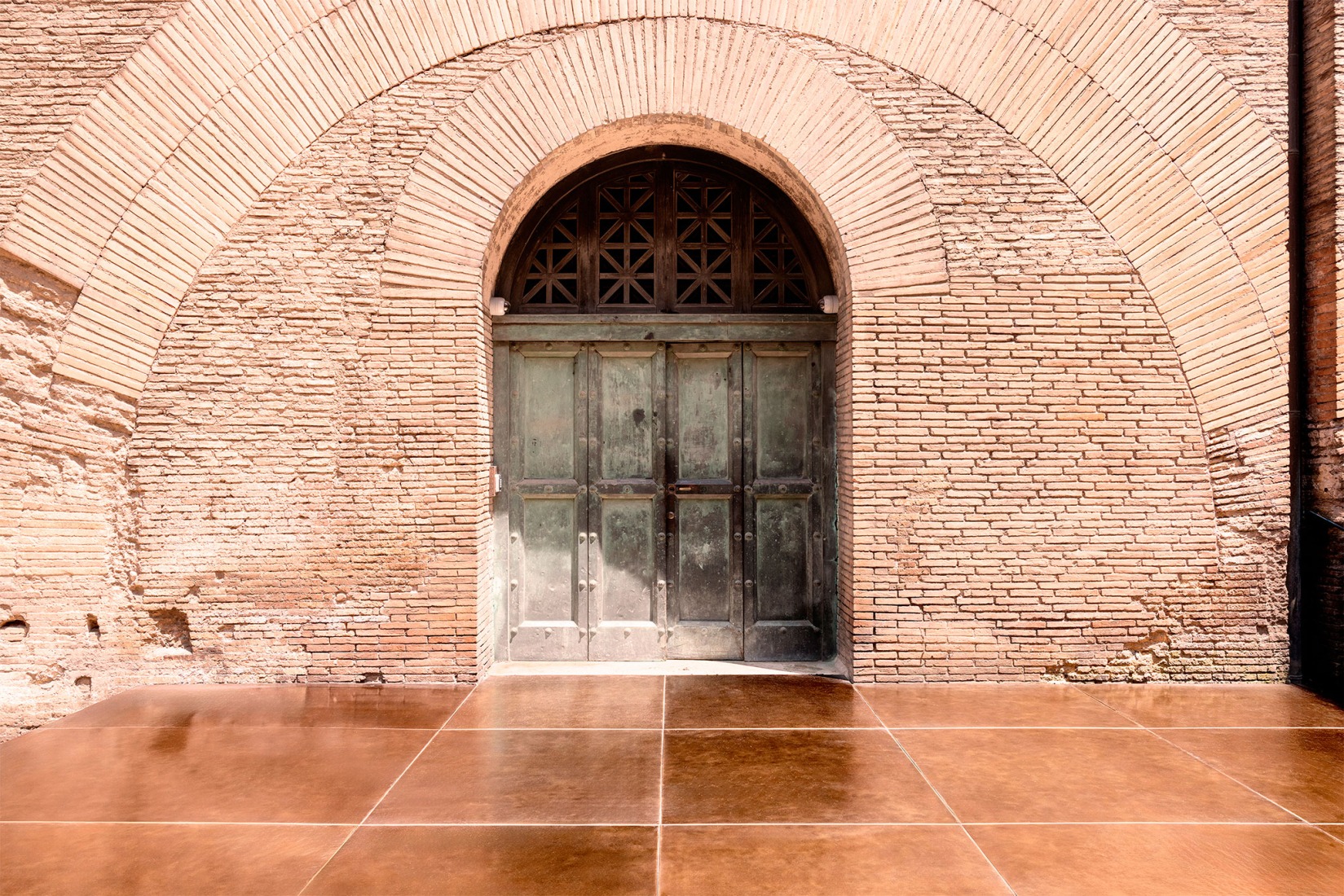 El nuevo acceso a los espacios situados detrás de la Rotonda del Panteón. Panteón – Micro-arquitecturas para la Arqueología por STARTT. Fotografía por Alessandro Penso.