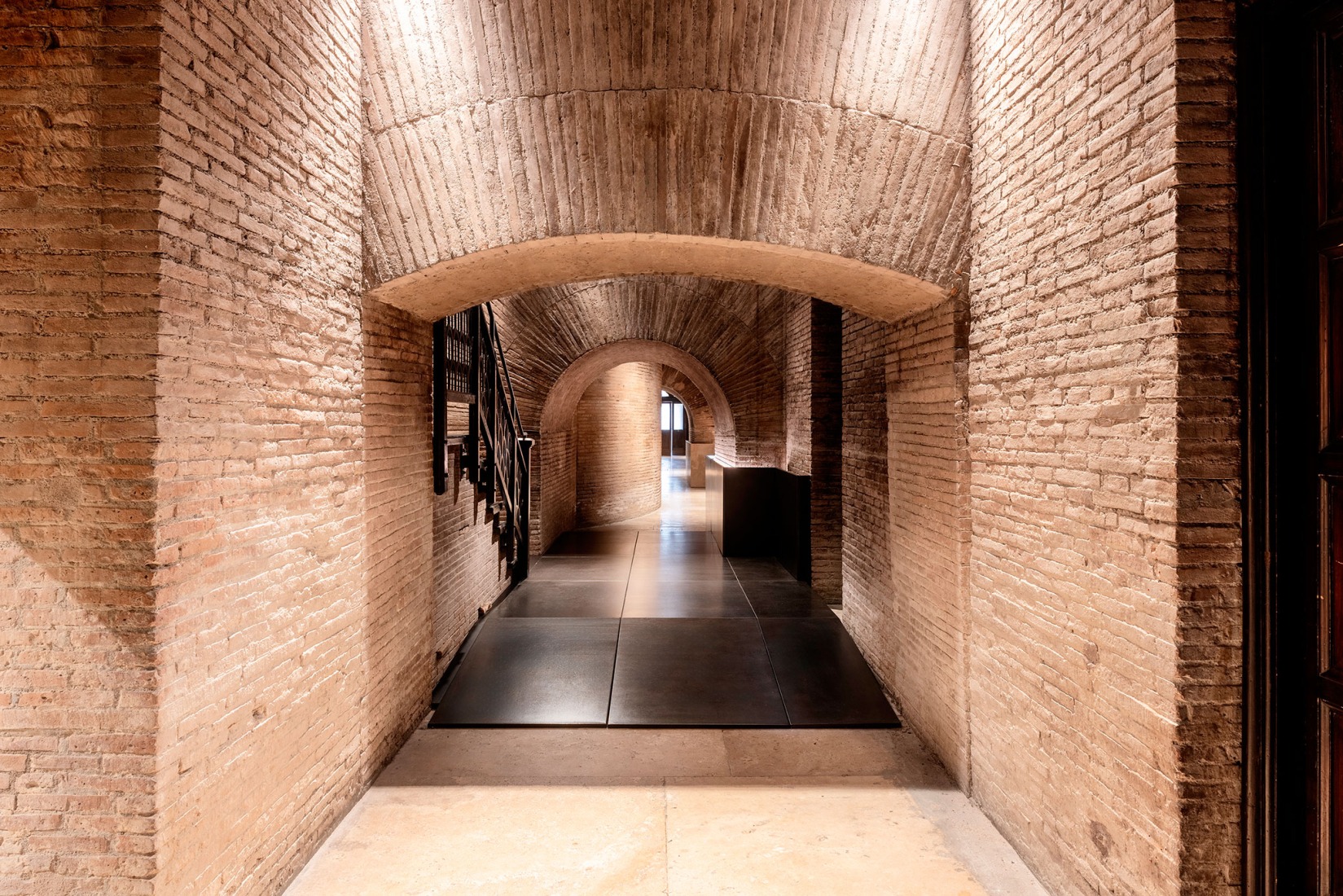 Los espacios intersticiales entre los contrafuertes y el ábside de la Basílica de Neptuno. Panteón – Micro-arquitecturas para la Arqueología por STARTT. Fotografía por Alessandro Penso.