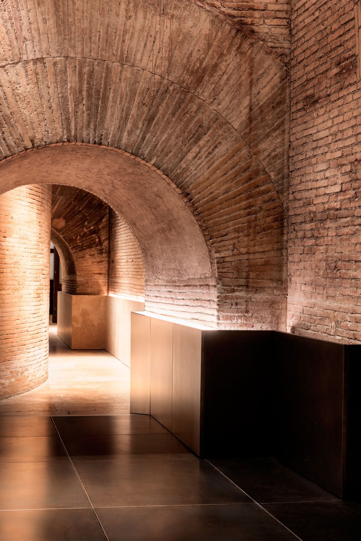 Los espacios intersticiales entre los contrafuertes y el ábside de la Basílica de Neptuno. Panteón – Micro-arquitecturas para la Arqueología por STARTT. Fotografía por Alessandro Penso.