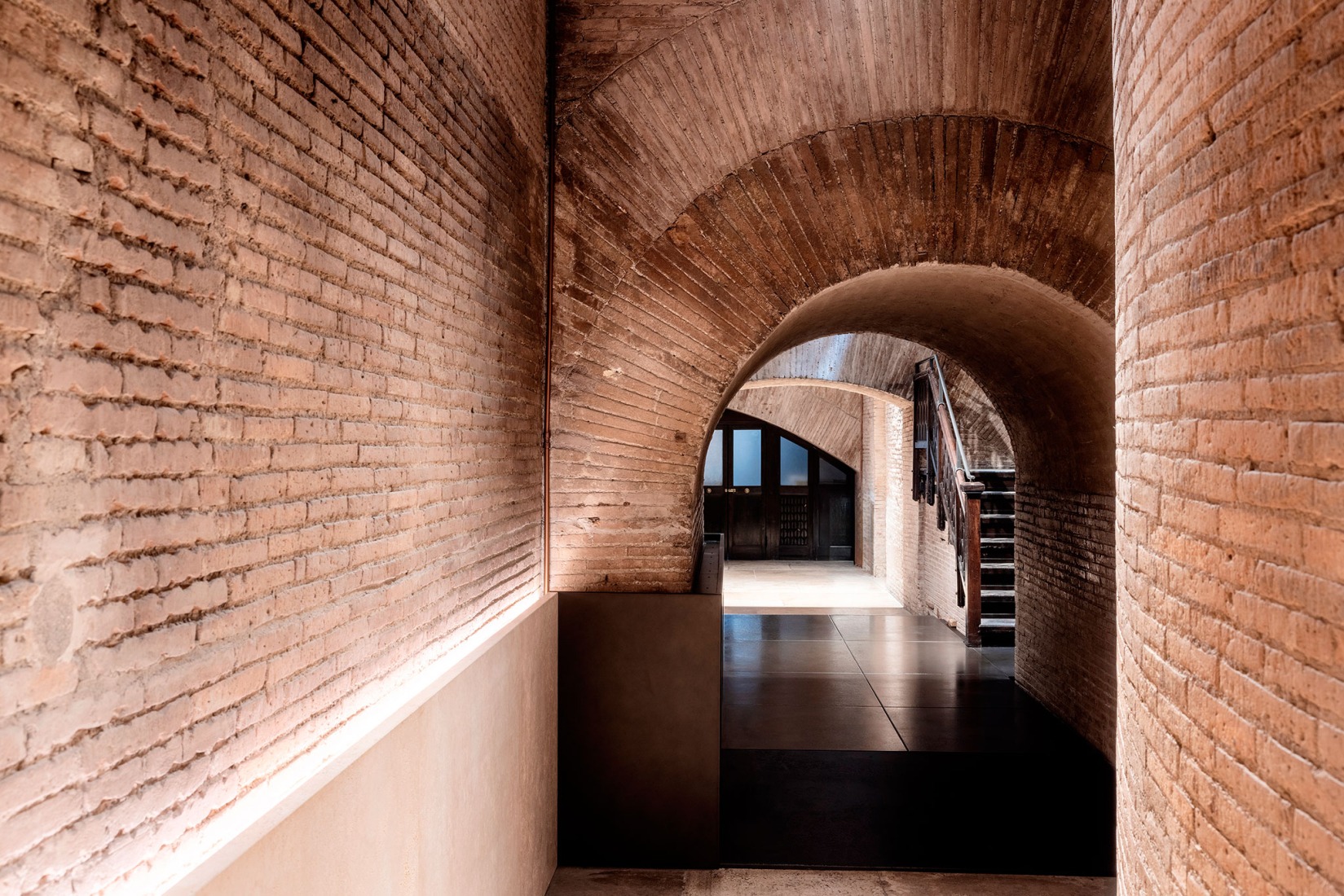 Los espacios intersticiales entre los contrafuertes y el ábside de la Basílica de Neptuno. Panteón – Micro-arquitecturas para la Arqueología por STARTT. Fotografía por Alessandro Penso.
