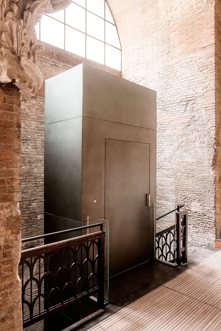 El monolito - el ascensor. Panteón – Micro-arquitecturas para la Arqueología por STARTT. Fotografía por Alessandro Penso.