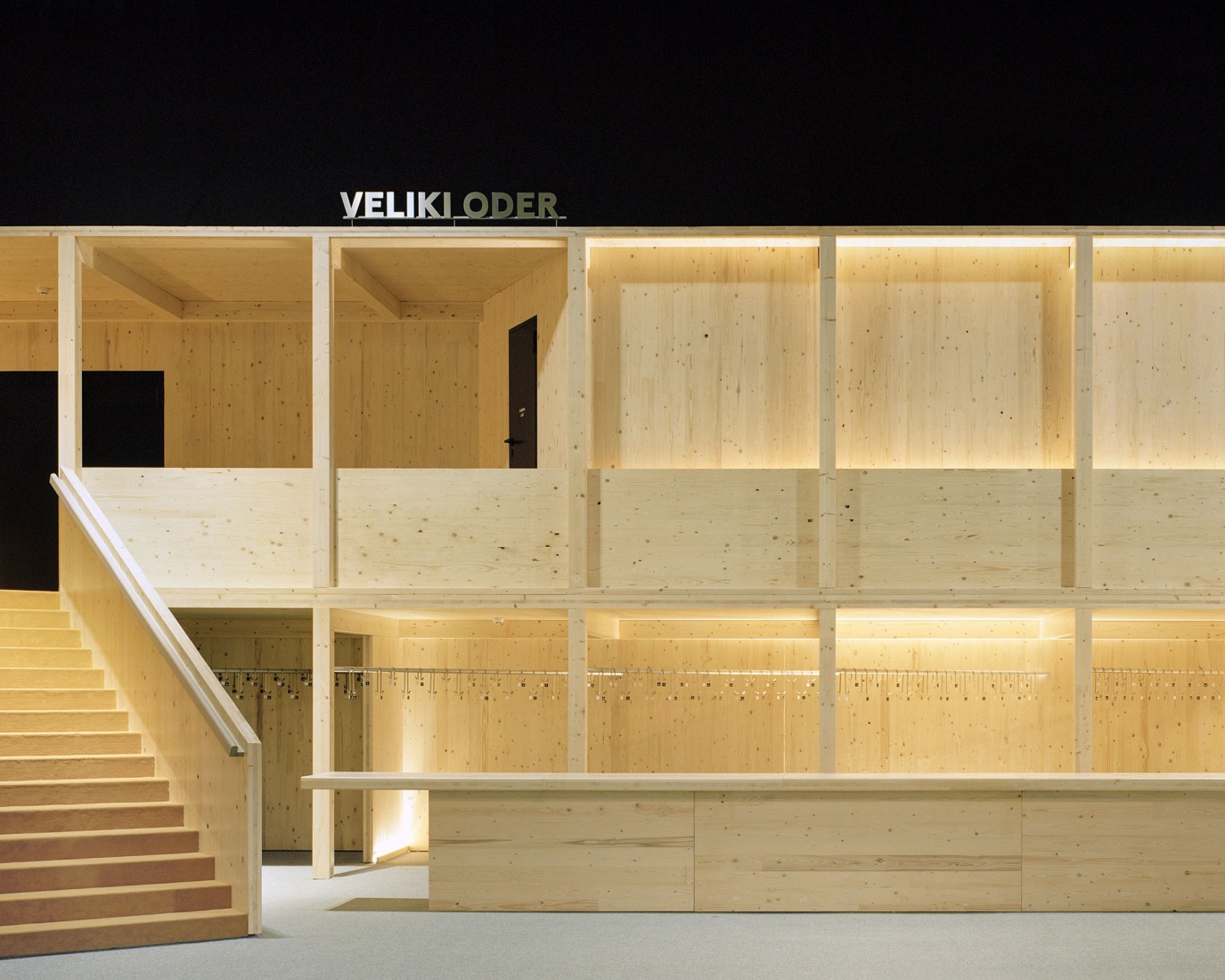 Espacios temporales para el Teatro Dramático Nacional Esloveno por Vidic Grohar Arhitekti. Fotografía por Maxime Delvaux.