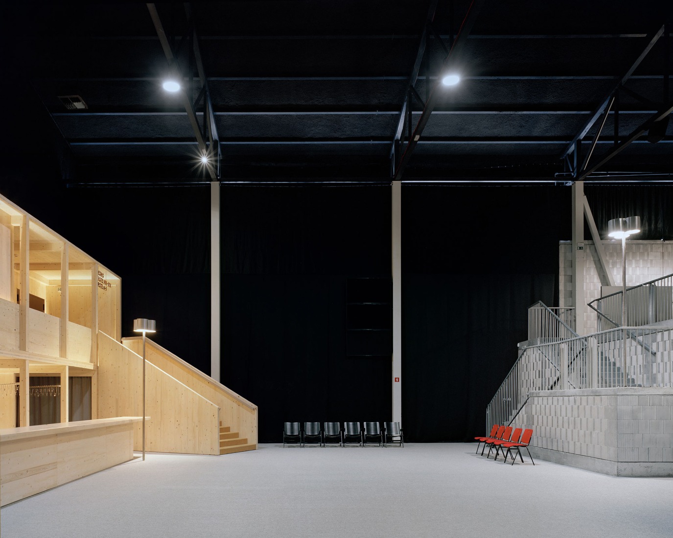 Espacios temporales para el Teatro Dramático Nacional Esloveno por Vidic Grohar Arhitekti. Fotografía por Maxime Delvaux.