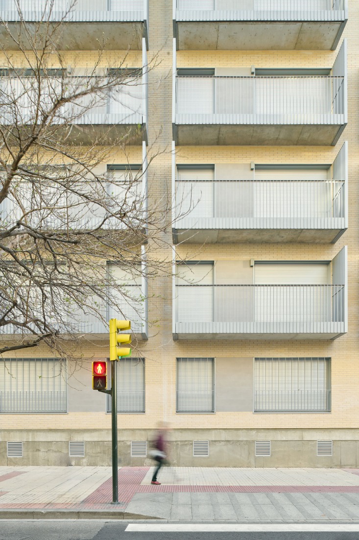 53 viviendas en Conde Aranda por Basilio Tobías. Fotografía por Iñaki Bergera.