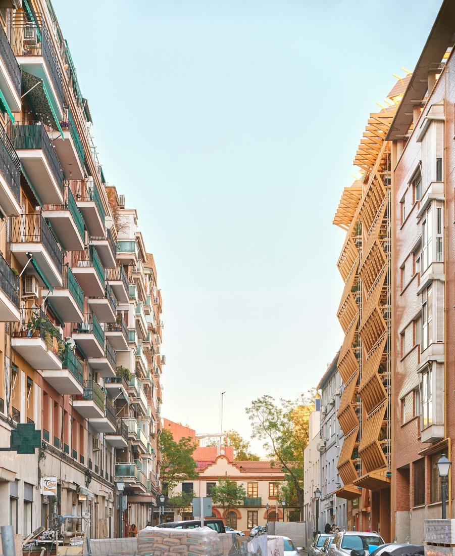 Building for Infinito Delicias by Husos + elii. Photograph by José Hevia.
