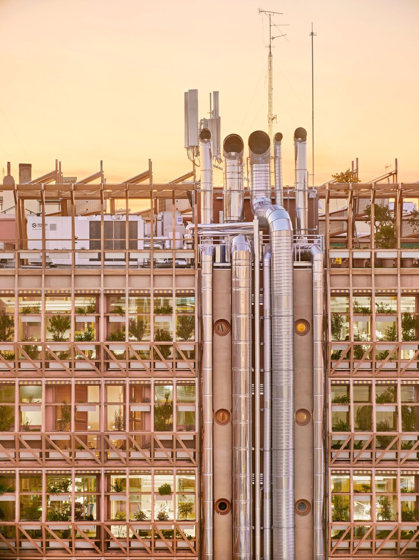 Building for Infinito Delicias by Husos + elii. Photograph by José Hevia.