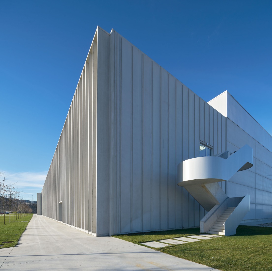 Packaging office building of the new Estrella Galicia brewery. Photograph by Alfonso Quiroga.
