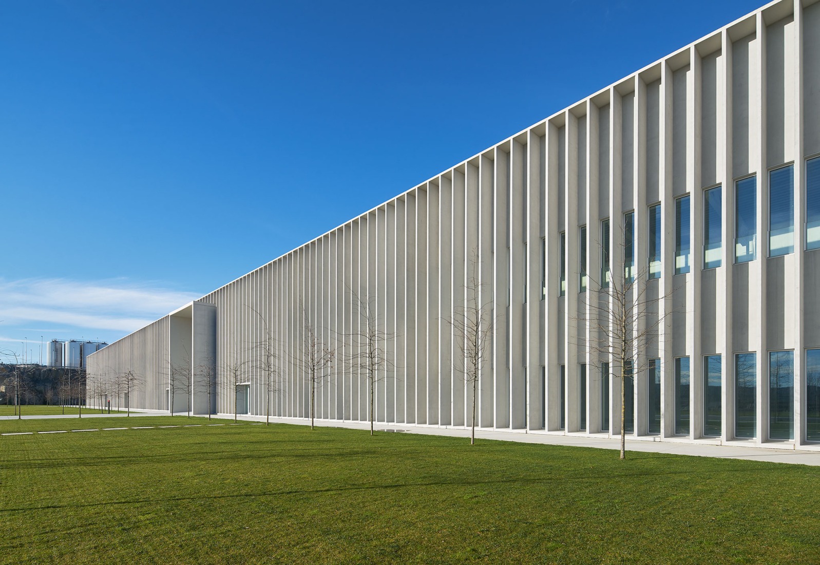 Packaging office building of the new Estrella Galicia brewery. Photograph by Alfonso Quiroga.