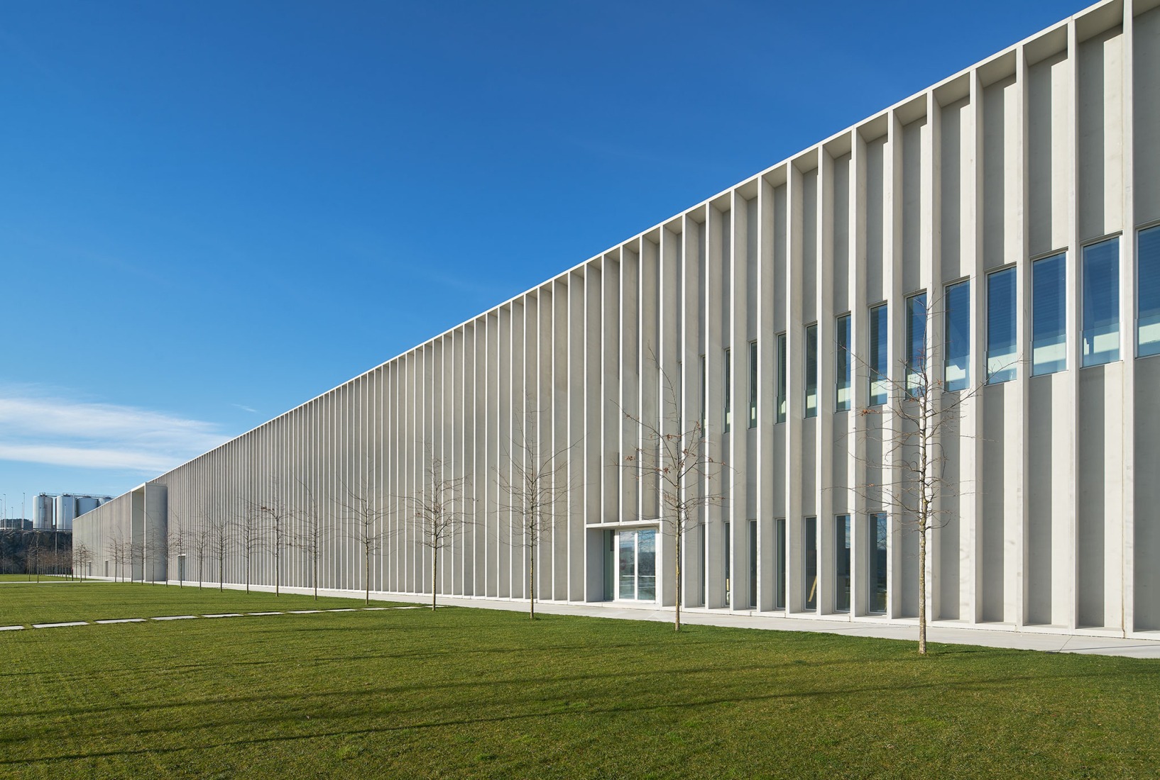 Packaging office building of the new Estrella Galicia brewery. Photograph by Alfonso Quiroga.